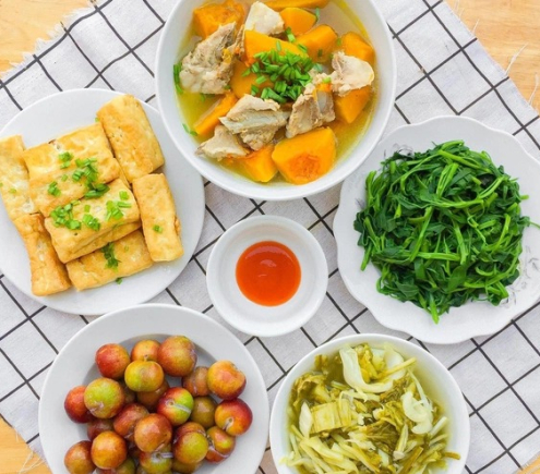 Nhà em ở Q1 cần 1 cô giúp việc nhà nấu ăn.