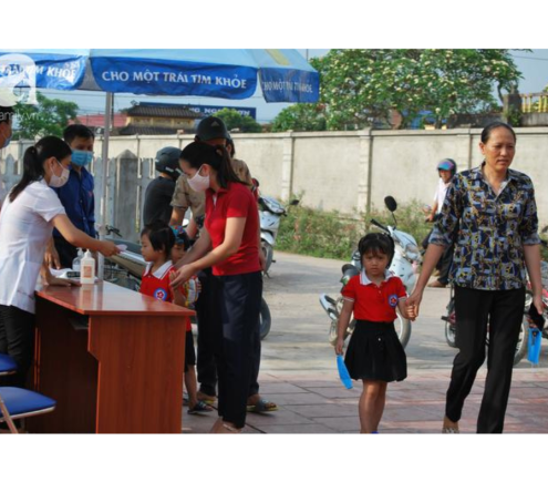 CẦN GẤP 1 CHỊ MIỀN TÂY BIẾT CHẠY XE TAY GA ĐƯA BÉ ĐI HỌC