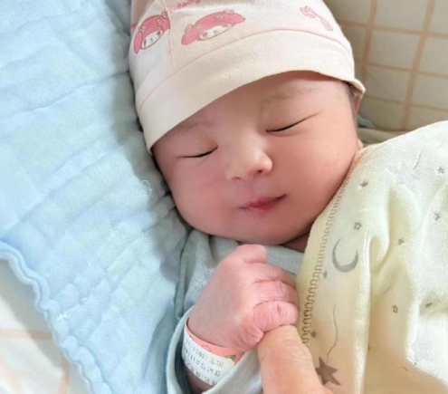 EM CẦN GẤP 1 CÔ CHĂM BÉ SƠ SINH Ở QUẬN 9 Ạ !!!