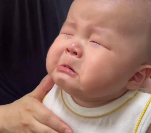 CON MỚI SINH BÉ ĐC 6 THÁNG HIỆN CON MUỐN TÌM 1 CÔ CHĂM BÉ