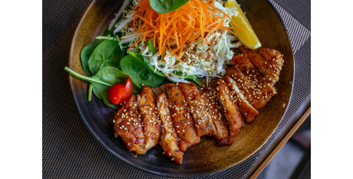 Nhà mặt phố không có lầu , có 2 vợ chồng và 1 cậu con trai học đại học !